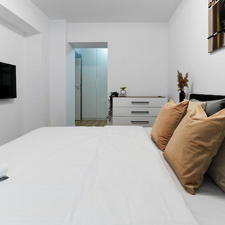 Sandra - Park-View Apt With Balcony & Parking Bukarest Exterior foto